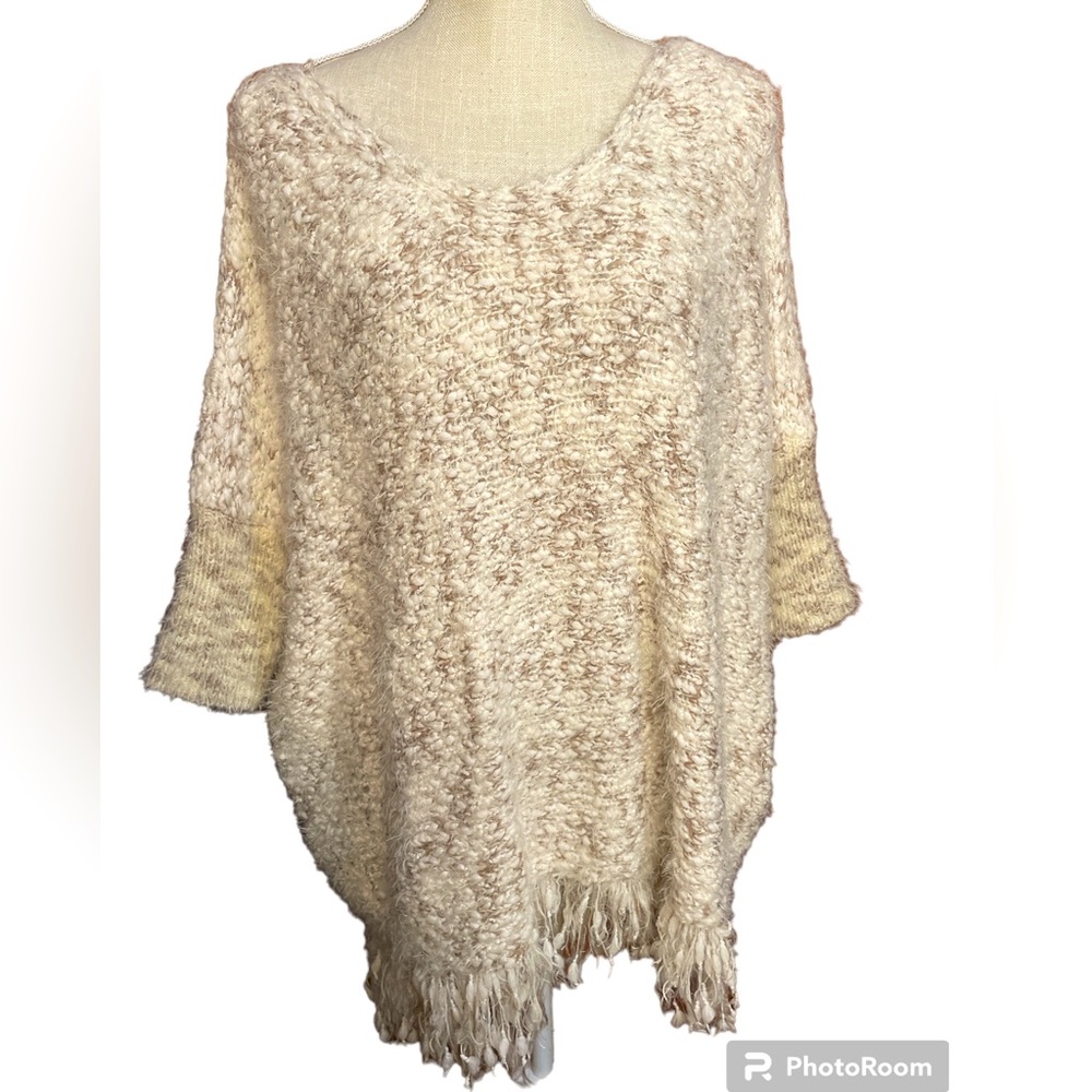 Umgee Soft Fringe Edge Cream & Gray 1/2 Sleeve Sweater
